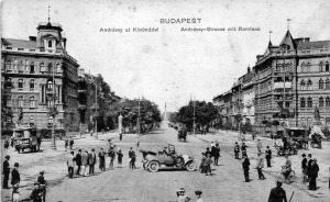 188_28_andrassy_ut_hatterben_a_varosligeti_ezredeves_emlekmu