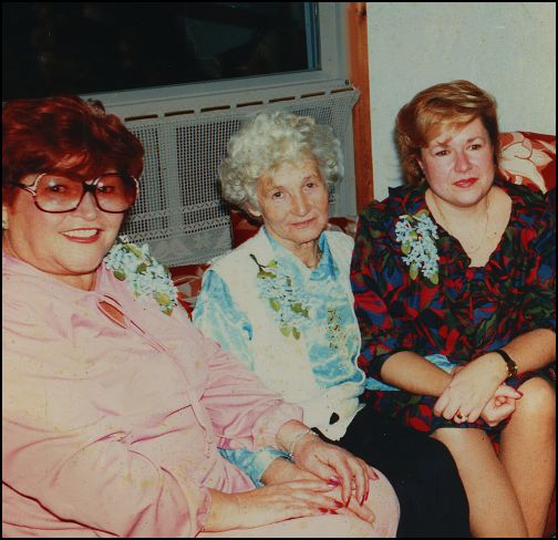 Anyám Montrealban (középen)