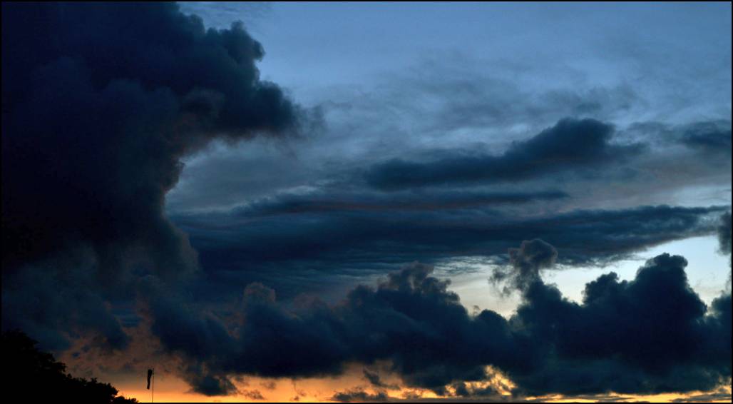 Esofelhok a kiliti repuloter felett