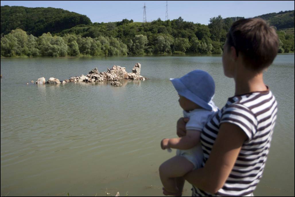 Leomlott a vízzel elárasztott bözödújfalusi római katoliku